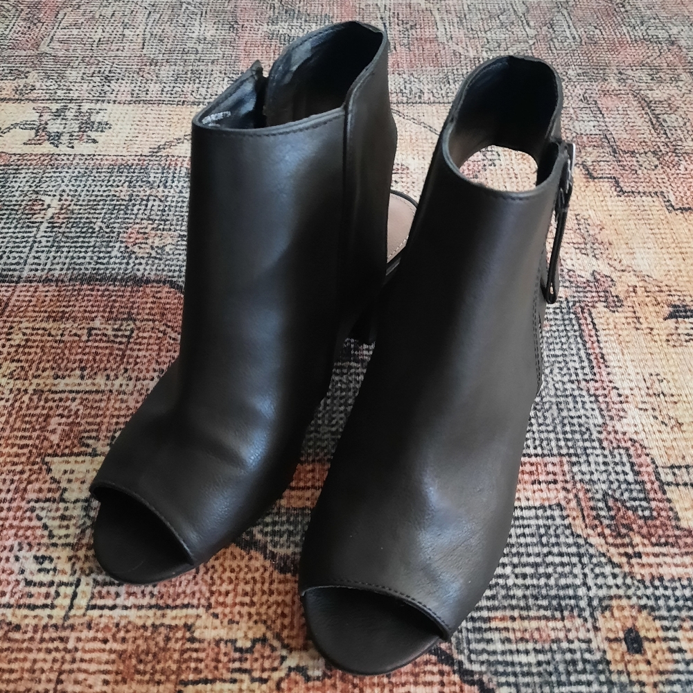 LIKE NEW! Black block heel size 8M Sugar brand